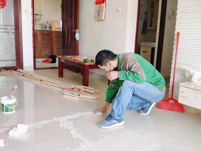 客廳瓷磚局部更換：沿瓷磚四周邊緣清除嵌縫白水泥，并用小鑿子仔細地拆除損壞的瓷磚。如四周瓷磚粘貼得很牢，又不想將四周瓷磚都換下，則可用裁玻璃的刀刻畫瓷磚的中間，將中間那部分瓷磚先鑿下來，然后用較鋒利的鋼鑿慢慢地將四周邊緣的碎瓷塊修理干凈。