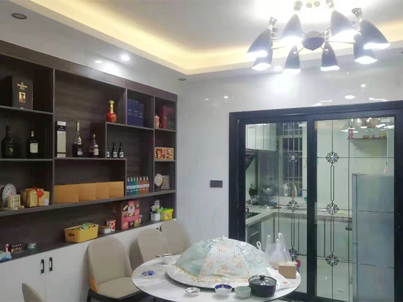 全屋裝修翻新：在舊房翻新中最先實施的是主題拆除，其中主要包括墻面、地面、門窗、水路、電路等各方面的拆除。第二步就是結構的改造啦。比如可以考慮做開放式廚房、衛生間蹲位可以換成座便等。這里要特別講一下，舊房翻新業主們在做結構優化時，廚房、衛生間在包立管時一定要留有檢查口以便維修，舊房的承重墻一定不能拆除否則造成安全隱患。包括檢查吊頂內的供水、空調、通風等設施的管道、線路、設備是否已做密閉試驗，電器絕緣、電阻測試，連接是否牢固、接頭做法是否符合要求、易燃材料是否已做防火等。