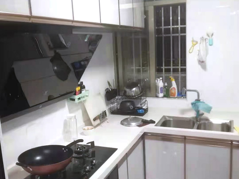 全屋裝修翻新：在舊房翻新中最先實施的是主題拆除，其中主要包括墻面、地面、門窗、水路、電路等各方面的拆除。第二步就是結構的改造啦。比如可以考慮做開放式廚房、衛生間蹲位可以換成座便等。這里要特別講一下，舊房翻新業主們在做結構優化時，廚房、衛生間在包立管時一定要留有檢查口以便維修，舊房的承重墻一定不能拆除否則造成安全隱患。包括檢查吊頂內的供水、空調、通風等設施的管道、線路、設備是否已做密閉試驗，電器絕緣、電阻測試，連接是否牢固、接頭做法是否符合要求、易燃材料是否已做防火等。