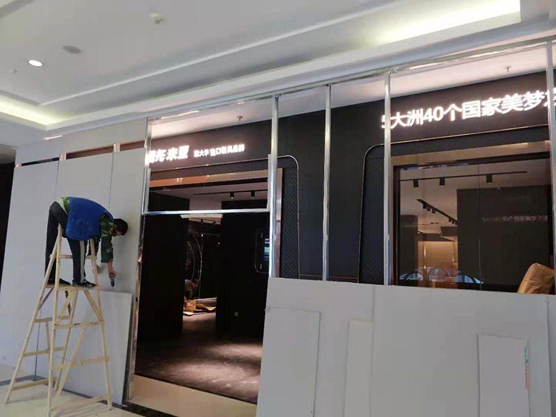 門店裝修翻新:店鋪內(nèi)是要擺放各種商品的，因此店鋪的內(nèi)部一定要合理的布局，專業(yè)的設(shè)計師都知道要進(jìn)行合理的內(nèi)部設(shè)計，最好是設(shè)計成柜臺或者是墻掛，這樣就可以令商品整齊有序的展示出來，讓消費(fèi)者更好的挑選商品，提高銷售業(yè)績。先預(yù)算好料，可以先到建材市場問價格，把各種材料價格問清楚，做出一個初步的估算，看是否和自己預(yù)算中的有差別，然后做出調(diào)整。
