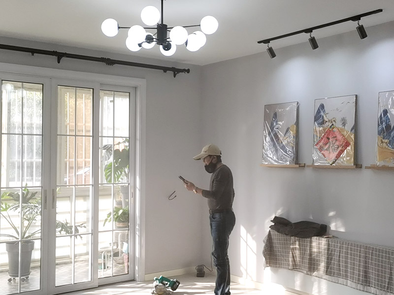 新房裝修設計：開工前的成品保護也是檢驗一個施工方或裝修公司質量標準的因素之一門窗的成品保護能有效保護門窗不被刮花施工損壞并且也能有效隔絕揚塵保護門窗使用。鏟除原墻面一定要鏟干凈漏出原有墻面水泥層未鏟干凈可能導致后期墻面處理的基層開裂脫落。新建墻體表層或新舊墻體接縫處應加掛鐵絲網以增加墻體和外面貼瓷磚的穩固性避免新建輕體墻出現開裂、抹灰層出現脫落等現象。施工前應根據設計出具詳細的水電定位圖及水電走向圖。應嚴格要求施工方根據走向設計進行墻面、地面的開槽和布線。水路改造前應對室內水路進行試壓、檢測原有水管是否存在問題。水路設計應根據廚衛設計規劃進行走向和點位設計確保所有尺寸和點位能切合和對應。