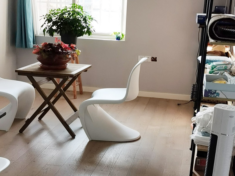 新房裝修設計：開工前的成品保護也是檢驗一個施工方或裝修公司質量標準的因素之一門窗的成品保護能有效保護門窗不被刮花施工損壞并且也能有效隔絕揚塵保護門窗使用。鏟除原墻面一定要鏟干凈漏出原有墻面水泥層未鏟干凈可能導致后期墻面處理的基層開裂脫落。新建墻體表層或新舊墻體接縫處應加掛鐵絲網以增加墻體和外面貼瓷磚的穩固性避免新建輕體墻出現開裂、抹灰層出現脫落等現象。施工前應根據設計出具詳細的水電定位圖及水電走向圖。應嚴格要求施工方根據走向設計進行墻面、地面的開槽和布線。水路改造前應對室內水路進行試壓、檢測原有水管是否存在問題。水路設計應根據廚衛設計規劃進行走向和點位設計確保所有尺寸和點位能切合和對應。