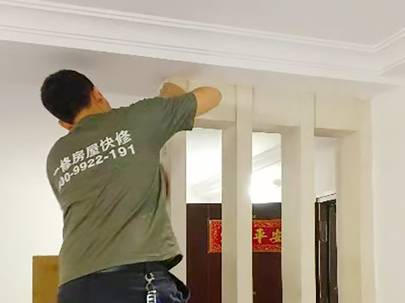 客廳隔斷安裝噴漆：第一步：對表面進行刮膩子打du磨處理，要zhi求達到使表面無坑點和凸起，dao手感平滑；第二步：清潔，將粉塵等徹底清理干凈；第三補：噴漆，要求均勻。最好是橫三豎三，即噴漆時橫向噴三道豎向噴三道