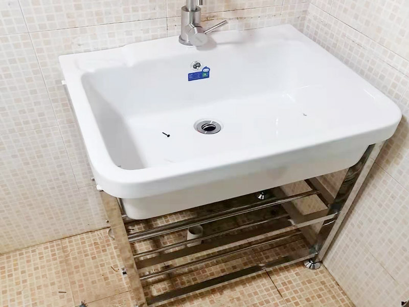 浴室柜更換安裝：掛墻式浴室柜主柜安裝方法，但是按柜子掛鐵片的孔位、孔距，量出孔在墻面上的位置。用沖擊鉆在墻面上打孔，再用已有的爆炸螺絲把柜子安裝在墻上。還有用水平尺測量柜子是否安裝水平，再把臺面盆放在柜子上面。浴室柜一般距離地面的高度是80cm-85cm，根據使用人的身高和習慣可以略做調節。 落地式浴室柜安裝方法，還有把金屬腳裝在柜體上，然后把柜子放在預設位置，調整金屬腳使柜子平穩，再把臺面盆放上柜子上面。