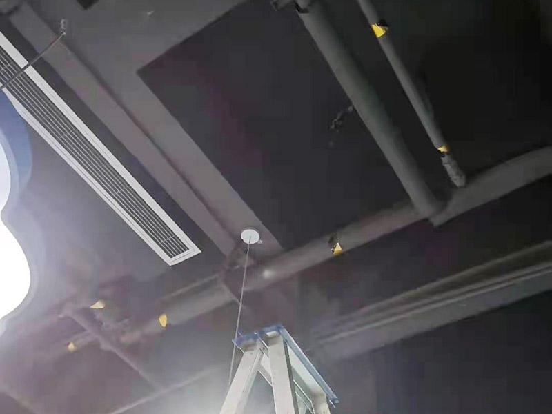 電路改造燈具安裝：開始進行房頂的測量，進行找中就是房間的正中，一般都有房屋基礎留的電線盒，但是他只是大概的中，需要我們進行南北東西的測量找出房頂的正中。將燈具的固定底座的中心與房頂找的中心重合，然后底座固定的點位就是固定螺栓的點位，然后打眼，打眼現在一般的重的燈（超過10斤）/客廳燈用鐵膨脹螺栓10號轉頭打眼；如果是比較輕的燈用塑料脹管即可8號轉頭打眼。將電線與頂上的電線接上，然后試一下效果，可以得話，將底座固定好后，將燈掛上完成。