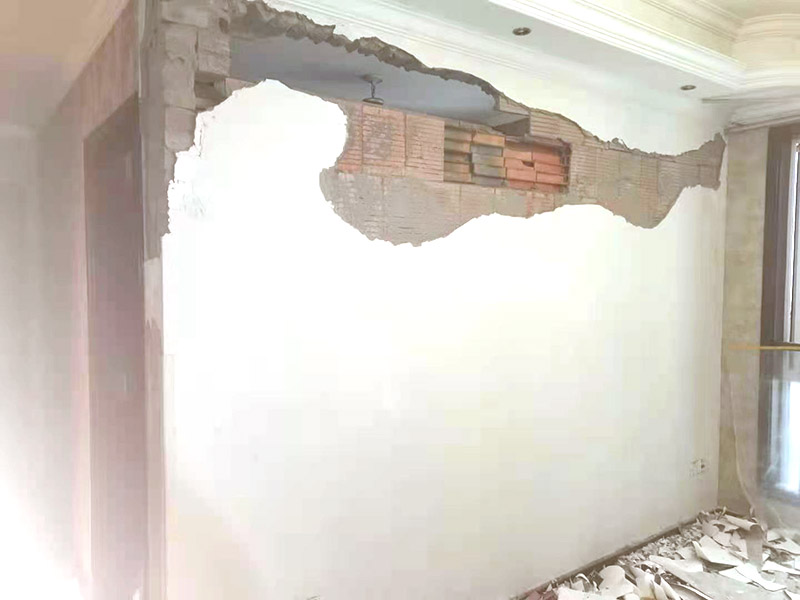 頂、墻、地拆除時石膏板、鋁扣板吊頂拆除要安順序一塊一塊拆掉;隔墻拆除時嚴禁采用掏掘或推倒的方法，我們應該要用手錘一塊一塊拆。燈具拆除前首先由水電專業工人斷掉水電總閘，將潔具、燈具、散熱器拆除，在拆除燈具前將線頭用絕緣膠布包好以防漏電。拆除門、門套時由木工將木門及窗簾桿用螺絲刀然后用撬桿將門套等拆除。