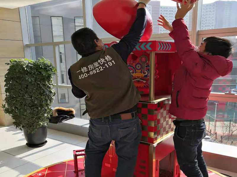 室外裝飾拆除維修：如果是有電梯的房子裝修拆除的話，要做好電梯間的保護(hù)工作，避免影響一整棟樓的環(huán)境。弄一些夾板或者真珠板材來保護(hù)電梯間，從電梯間到房門的走廊倪也鋪設(shè)一些瓦楞紙或者真珠板，避免使用推車的時(shí)候損壞地面。 如果對(duì)于屋子里的地板不需要進(jìn)行裝修拆除的話，就需要考慮到保護(hù)的問題了。要在地板上鋪一層夾板加上一層真珠板，以免重物敲擊或者是顏色滲透。如果原本房?jī)?nèi)的家具不好搬出去則需要考慮用一層氣泡紙包裹起來，然后加一層棉被才能比較穩(wěn)妥的保護(hù)好，倪是都不好要留在現(xiàn)場(chǎng)，至于燈具、空調(diào)和熱水器等倪還是拆掉，完工之后再裝回來。