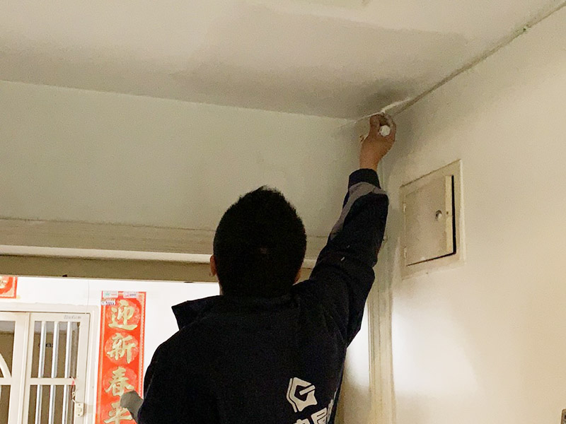 頂面局部修補維修：墻面修補，一定要做好基層的處理，如果您家是二次裝修墻面時，沒有將以前的老墻的墻皮鏟除干凈，或者是只鏟除了表層的膩子，那么修補墻面時，是會遺留下高低不平的部分墻皮的，此后，要是接著上刷界面劑或者膩子，那么很可能就會導致新刷的墻面出現開裂的情況。舊房要是在長期使用中受到了來自外界的沖擊或者震動，是有可能造成局部墻面基層與墻體脫離的。
