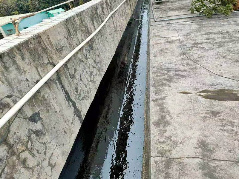 屋頂墻角刷防水：首先將屋頂的垃圾全面清除、尋找裂縫，在屋里觀察墻角、墻面起皮的、發霉的部位相對應的屋頂基本上就是漏雨的地方，將防水膠灌入裂縫、在其上面覆蓋一層油氈布用刷子刷勻盡量別起鼓。然后將液體瀝青均勻刷在屋頂平面上面覆蓋一層油氈布，用火槍烤油氈布，使其緊緊粘在一起。在刷液體瀝青在覆蓋油氈布用火槍使其緊粘在一起。技術好的話可以做個排水坡，讓雨水順著排水坡或滴水檐迅速排出減少雨水對屋面的沖擊浸泡。