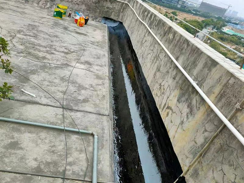 屋頂墻角刷防水：首先將屋頂的垃圾全面清除、尋找裂縫，在屋里觀察墻角、墻面起皮的、發霉的部位相對應的屋頂基本上就是漏雨的地方，將防水膠灌入裂縫、在其上面覆蓋一層油氈布用刷子刷勻盡量別起鼓。然后將液體瀝青均勻刷在屋頂平面上面覆蓋一層油氈布，用火槍烤油氈布，使其緊緊粘在一起。在刷液體瀝青在覆蓋油氈布用火槍使其緊粘在一起。技術好的話可以做個排水坡，讓雨水順著排水坡或滴水檐迅速排出減少雨水對屋面的沖擊浸泡。