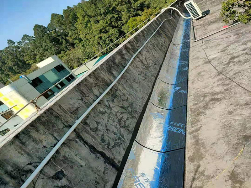 屋頂墻角刷防水：首先將屋頂的垃圾全面清除、尋找裂縫，在屋里觀察墻角、墻面起皮的、發霉的部位相對應的屋頂基本上就是漏雨的地方，將防水膠灌入裂縫、在其上面覆蓋一層油氈布用刷子刷勻盡量別起鼓。然后將液體瀝青均勻刷在屋頂平面上面覆蓋一層油氈布，用火槍烤油氈布，使其緊緊粘在一起。在刷液體瀝青在覆蓋油氈布用火槍使其緊粘在一起。技術好的話可以做個排水坡，讓雨水順著排水坡或滴水檐迅速排出減少雨水對屋面的沖擊浸泡。