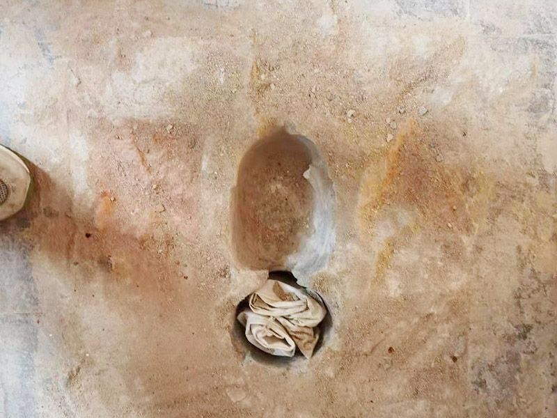 地面蹲便器改馬桶：首先關(guān)閉原先連通蹲便器的水閥，準(zhǔn)備匹配的馬桶和相關(guān)的操作工具。將原本的蹲便器拆卸下來后，注意檢查下水管排水是否通暢，可以簡易的檢驗一下，裝滿一桶水倒入下水道觀察水流是否順暢，有無堵塞現(xiàn)象，如果存在堵塞，就必須先進(jìn)行疏通。等到確認(rèn)通暢時把下水管接長，直到地面足以安裝馬桶。蹲坑改馬桶，先測量下水口圓心至墻的距離。根據(jù)這個距離買馬桶。