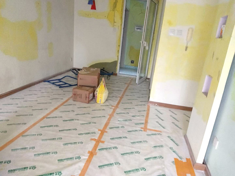 全屋墻面翻新裝修：在墻面翻新前，需要先將舊漆面鏟除干凈，之后在進行打磨，將墻面的浮沉雜物都清理干凈。如果墻面有凹凸不平的情況，要先用膩子修補，如果墻面出現空鼓的現象，也要將整面的墻皮進行鏟除，在做后續的處理。基層做完后，需要將施工區域的家具物件移除，避免在翻新過程中，使家具受到損傷。 刮膩子之前，先用尺子檢測一下墻面的平整度，在施工時，對不平整的地方進行多次涂刮，修補好不平整的區域。一般膩子刮兩遍即可，每次膩子刮完后要進行打磨，可以讓墻面更加光滑。 膩子干透后，再對墻面進行油漆涂刷，底漆要先刷，施工力度要均勻，這樣漆膜厚度也相對一致，然后開始面漆施工，一定要讓漆面自然干透。