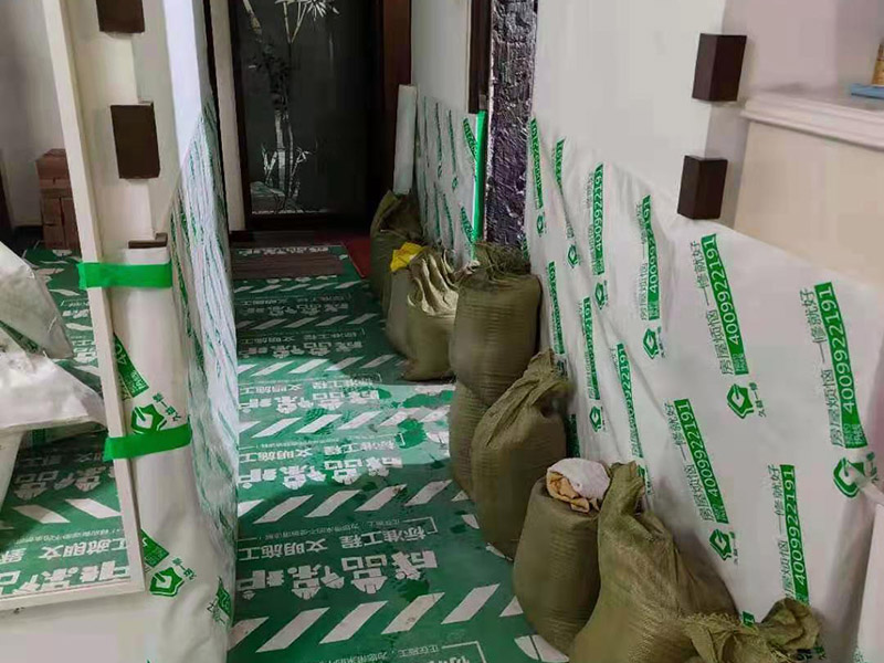 浴室防水成品保護：衛生間洗浴時會濺水到鄰近的墻上，如沒有防水層的保護，隔壁墻和對頂角墻易潮濕發生霉變。所以一定要在鋪墻面瓷磚之前，做好墻面防水，一般防水處理中墻面要做30厘米高的防水處理，但是非承重的輕體墻，就要將整面墻做防水，至少也要做到1.8米高。 在鋪地磚之前，就一定要做好防水工程；在瓷磚鋪設之后，要保證磚面有一個泄水坡度(一般以1%左右為宜)，坡度朝向地漏，有利于廢水排放。 為了有好的防水效果，防水涂料一定要涂刷三遍，單組分環保型聚氨酯涂料的干透期在3~4天左右，如果在陰雨天涂刷防水材料，防水