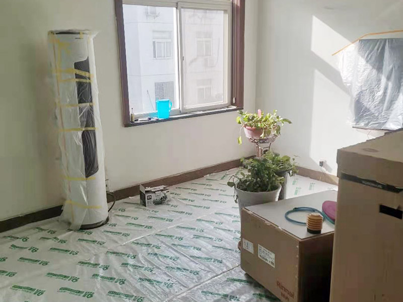 鏟墻皮成品保護：首先要將墻面全部用水浸濕，一般會使用滾輪將墻面滾一遍水，在要鏟的地方不斷地滾動，這樣大約過十幾分鐘，就開始用鏟子鏟剛才滾濕的地方。要一層一層地鏟，這當(dāng)中可能會遇到乳膠漆層，或者膠水層，還有膩子層。如果碰到了一些防水膩子不好弄的話就需要打磨機了。