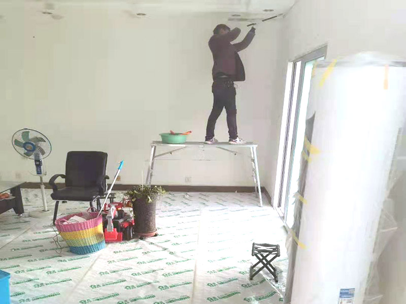 鏟墻皮成品保護：首先要將墻面全部用水浸濕，一般會使用滾輪將墻面滾一遍水，在要鏟的地方不斷地滾動，這樣大約過十幾分鐘，就開始用鏟子鏟剛才滾濕的地方。要一層一層地鏟，這當(dāng)中可能會遇到乳膠漆層，或者膠水層，還有膩子層。如果碰到了一些防水膩子不好弄的話就需要打磨機了。