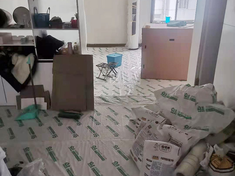 鏟墻皮成品保護：首先要將墻面全部用水浸濕，一般會使用滾輪將墻面滾一遍水，在要鏟的地方不斷地滾動，這樣大約過十幾分鐘，就開始用鏟子鏟剛才滾濕的地方。要一層一層地鏟，這當(dāng)中可能會遇到乳膠漆層，或者膠水層，還有膩子層。如果碰到了一些防水膩子不好弄的話就需要打磨機了。