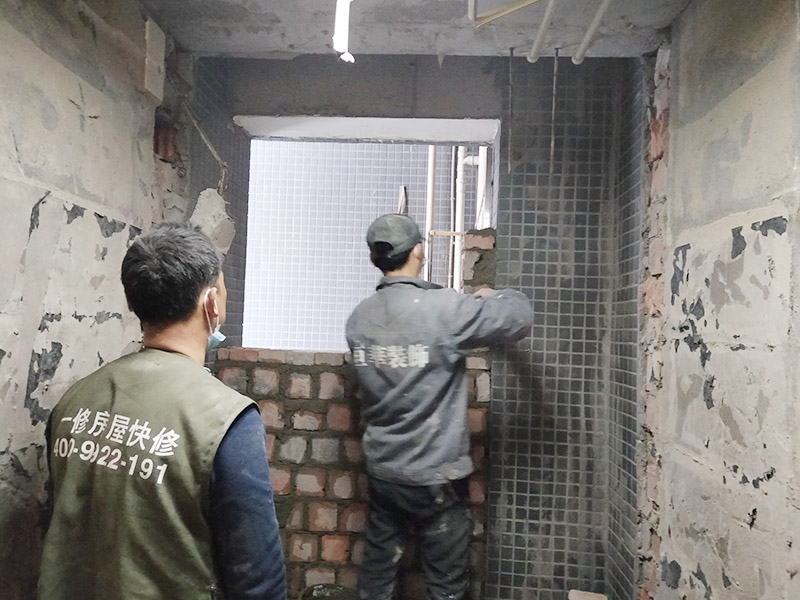 門洞砌磚施工：首先準備好材料，門洞一定要做頂梁，所以鋼筋不能少。沙子要中沙、河沙。水泥注意保質期。磚最好用輕質磚。攪拌好水泥沙后，開始砌墻。要先訂好門洞兩邊的磚的位置，先砌好他們，再在此基礎上砌就很快了。