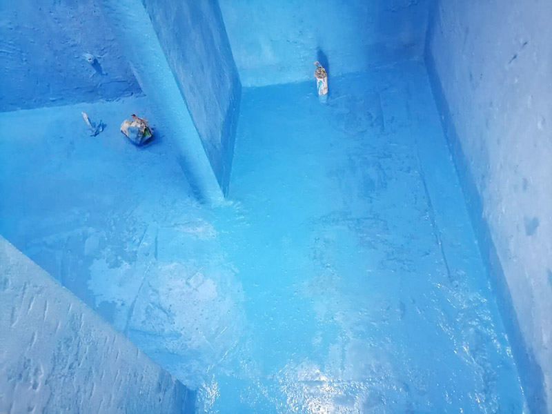 衛(wèi)生間防水維修: 鏟除原有的墻磚和地磚，這個步驟主要是針對老房二次裝修的，如果是新房可以跳過這個步驟，一般使用灰刀就可以，刮板也可以將原有的地磚鏟除掉。墻面將水電改造開槽用水泥封堵基層清理，細部附加層施工，在管根、地漏、陰陽角、等容易漏水的薄弱部位均勻涂刷，涂刷防水涂料兩遍，縱向橫向各涂刷一遍，做保護層，待防水干燥后放水做48小時閉水試驗。