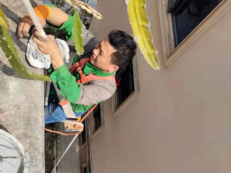 屋頂高空作業施工：凡在墜落高度基準面2米以上（含2米）有可能墜落的高處進行的作業，均稱為高空作業。本規程適用于電工.維修工及從事高空作業的員工。對于高度低于2米的作業平臺必須要有牢固的臨邊保護或扶手。高空作業人員應牢固樹立安全意識，不得抱有任何僥幸心理。檢修作業時，登高用具首選升降平臺，如受場地或其它客觀因素限制時，可再考慮其它登高用具或攀登方法，但必須把安全因素放在第一位。