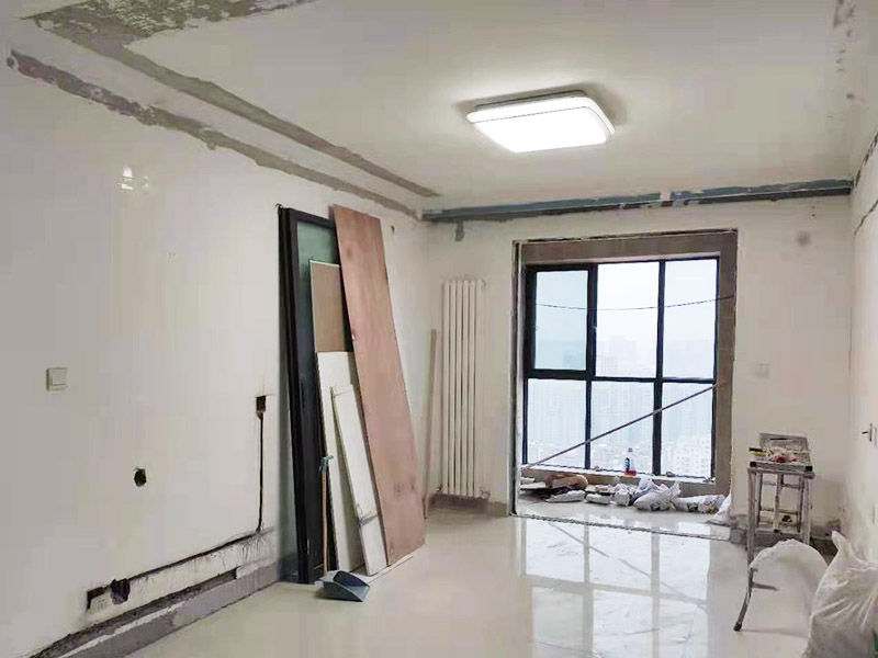 二手房局部改造：主體拆改是最先上的一個項目，主要包括拆墻、砌墻、鏟墻皮、拆暖氣、換塑鋼窗等等。拆改完的垃圾，要及時清理出去，保證室內的清潔，也是為了方便施工。二手房裝修流程中此時應該把成品門定下來了，這時最好把櫥柜、煙機、灶具、熱水器逛透，并可以確定下來。水電改造前，櫥柜設計師應上門進行第一次測量，幫你確定好電源、水路的改造方案。 一般都是經過找平、打磨、滾刷的流程，效果好不好，絕對依靠你家油工的手藝。通過不少的二手房裝修日記提醒大家，如果墻壁要刷顏色，調色一定要注意，調出的顏色要比色卡淺，千萬不能同于色卡或比它深，否則你會后悔不已。因為刷墻時至少兩遍面漆，有些還要三遍，上墻的顏色會一層比一層深的。