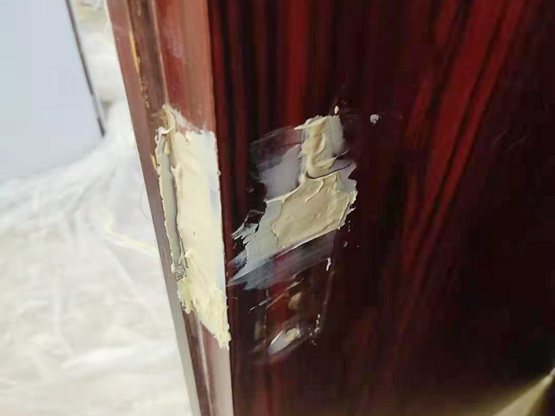 木門修補翻新：首先將破損的洞清理干凈，用砂紙打磨一下除去污垢，將膩子和好填在空洞內，等膩子干后用砂紙打磨光滑，或者速干膠干透的木渣也是打磨光滑，除去上邊的灰塵。然后使用修補膏或者油漆對修補平整光滑的膩子上調色，還原成與周圍一樣的色彩，用吹風機快速吹干油漆。