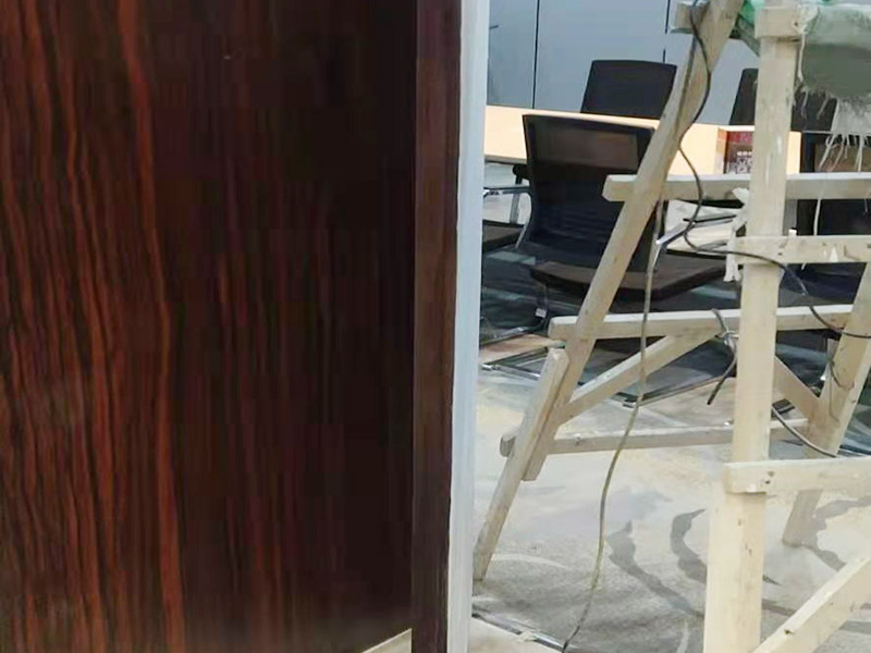 木門修補翻新：首先將破損的洞清理干凈，用砂紙打磨一下除去污垢，將膩子和好填在空洞內，等膩子干后用砂紙打磨光滑，或者速干膠干透的木渣也是打磨光滑，除去上邊的灰塵。然后使用修補膏或者油漆對修補平整光滑的膩子上調色，還原成與周圍一樣的色彩，用吹風機快速吹干油漆。