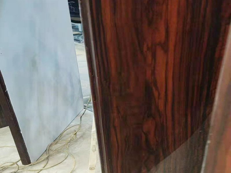 木門修補翻新：首先將破損的洞清理干凈，用砂紙打磨一下除去污垢，將膩子和好填在空洞內，等膩子干后用砂紙打磨光滑，或者速干膠干透的木渣也是打磨光滑，除去上邊的灰塵。然后使用修補膏或者油漆對修補平整光滑的膩子上調色，還原成與周圍一樣的色彩，用吹風機快速吹干油漆。