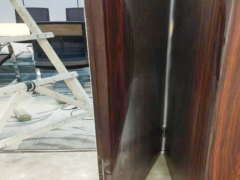 木門修補翻新：首先將破損的洞清理干凈，用砂紙打磨一下除去污垢，將膩子和好填在空洞內，等膩子干后用砂紙打磨光滑，或者速干膠干透的木渣也是打磨光滑，除去上邊的灰塵。然后使用修補膏或者油漆對修補平整光滑的膩子上調色，還原成與周圍一樣的色彩，用吹風機快速吹干油漆。