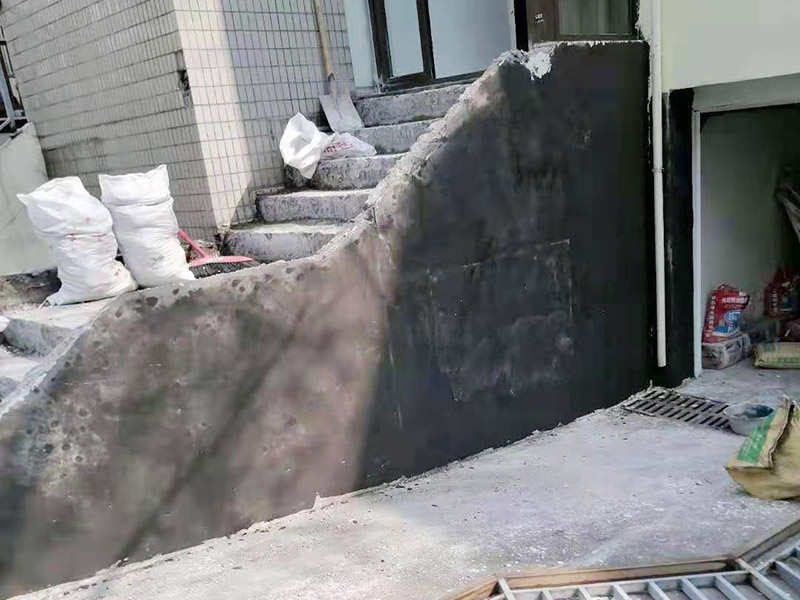 墻面刮膩子粉刷：可以做輕微潤水實驗，檢驗原涂層附著力是否合格，如果原基層膩子較差，則需要鏟除，重新石膏找平。陰角處理兩面“彈線”（注意垂直度），陽角處理用靠尺就可以了，然后用石膏粉加膠調制石膏膩子找直。石膏膩子干透后刮膩子（每遍必須徹底干透）。檢查膩子是否干透方法有二：首先觀察顏色是否一致；再就是看打磨的時候有沒“粘砂紙”現象。