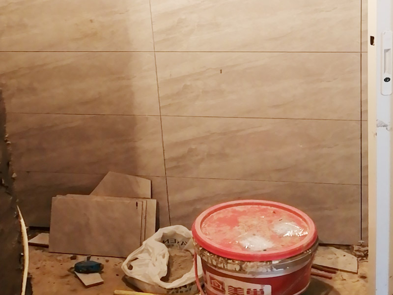 廁所重新裝修：、在同一房間內(nèi)，同類型的采暖設(shè)備、衛(wèi)生器具及管道配件，除有特殊要求外，應(yīng)安裝在同一高度上。2、明裝管道成排安裝時，直線部分應(yīng)互相平行。曲線部分：當(dāng)管道水平或垂直并行時，應(yīng)與直線部分保持等距；管道水平上下并行時，彎管部分的曲率半徑應(yīng)一致。3、管道采用粘接接口，管端插入承口的深度不得小于表3．3.15的規(guī)定。