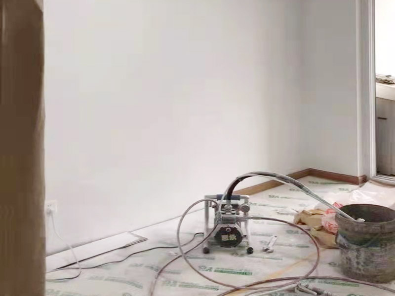 全屋裝修翻新:對于原有空間布局不滿意，需要重新規劃，那勢必就會對房屋的墻體進行安排。拆除、砌墻等等。水電施工基本原則：走頂不走地，頂不能走，考慮走墻，墻也不能走，才考慮走地。 在開線槽前，要先做好線路定位，主要考慮開關、插座、燈具等電器的位置。此時可進行櫥柜的第一次測量。嚴格的監督水電工程中的質量及一些相關的隱患問題，及早發現及早解決。