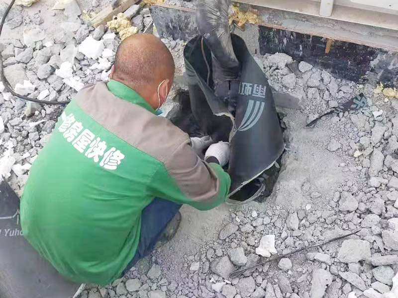 水管做防水卷材施工：如在屋面上設計有彩鋼坡屋頂。通常情況下是在彩鋼坡屋頂沒有安裝彩鋼板前，鋪設防水卷材(因安裝彩鋼板后，鋼結構屋頂內十分黑暗，雖可人工照明，但空間狹小，不利于施工)。在安裝彩鋼板時，施工作業人員要頻繁踩踏卷材，難免要對防水層造成破壞，而滿粘的卷材在一定程度上可以承受這種外力的沖擊，而不至于移位，接縫撕裂。