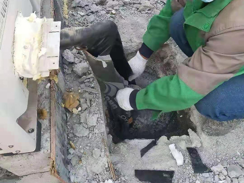 水管做防水卷材施工：如在屋面上設計有彩鋼坡屋頂。通常情況下是在彩鋼坡屋頂沒有安裝彩鋼板前，鋪設防水卷材(因安裝彩鋼板后，鋼結構屋頂內十分黑暗，雖可人工照明，但空間狹小，不利于施工)。在安裝彩鋼板時，施工作業人員要頻繁踩踏卷材，難免要對防水層造成破壞，而滿粘的卷材在一定程度上可以承受這種外力的沖擊，而不至于移位，接縫撕裂。