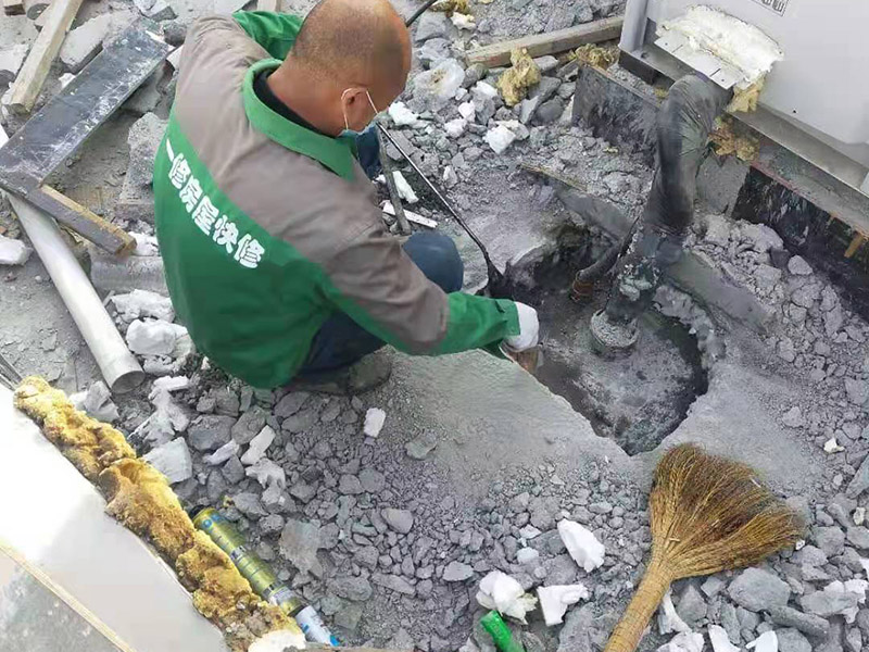 水管做防水卷材施工：如在屋面上設計有彩鋼坡屋頂。通常情況下是在彩鋼坡屋頂沒有安裝彩鋼板前，鋪設防水卷材(因安裝彩鋼板后，鋼結構屋頂內十分黑暗，雖可人工照明，但空間狹小，不利于施工)。在安裝彩鋼板時，施工作業人員要頻繁踩踏卷材，難免要對防水層造成破壞，而滿粘的卷材在一定程度上可以承受這種外力的沖擊，而不至于移位，接縫撕裂。