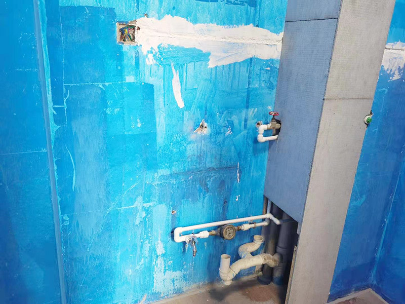 出租房廚房墻貼微晶板：將粘有圖案的轉移膜輕輕的撕離圖案的底紙，如果圖案有沒粘在轉移膜上的地方，可以用小刀輔助一下。先將轉移膜剪下的邊角料挑選個墻角的墻面測試一下墻面的性能，確定墻面沒問題后再粘貼。如果墻面掉粉或在撕下轉移膜時會連同墻面漆一起粘下，請處理后再進行粘貼。　貼圖案的時候，可以先將轉移膜的一角先粘在墻上，然后慢慢的將粘有圖案的轉移膜順著向下的方向貼在墻上，接著用卡片由圖案中間向四周的方向反復劃幾下，使墻貼更好粘在墻壁。