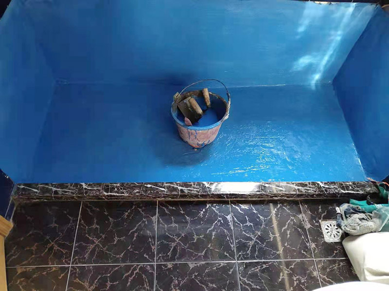 浴缸拆除改造:如果是衛生間的墻面是非承重的輕體墻，就要將整個墻面涂滿防水涂料；使用浴缸，與浴缸相鄰的墻面，防水涂料的高度也要比浴缸上沿高出一些。墻面瓷磚要貼滿，可以抵御潮濕的侵蝕，保護墻壁的防水層，同時還容易長久保持整潔與美觀；采用吊頂的家庭要注意吊頂遮擋住的部分也要用瓷磚鋪滿，才能良好地保護整個墻壁。 衛生間拆改時，會將原有地磚鑿去，一定要用水泥砂漿將地面找平，然后再做防水處理。這樣可以避免防水涂料因薄厚不均而造成滲漏。衛生間墻地面之間的接縫以及上下水管道與地面的接縫處，是最容易出問題的地方，因此在衛生間番細膩時要注意接縫處要刷到位，這樣的細節不容小覷。