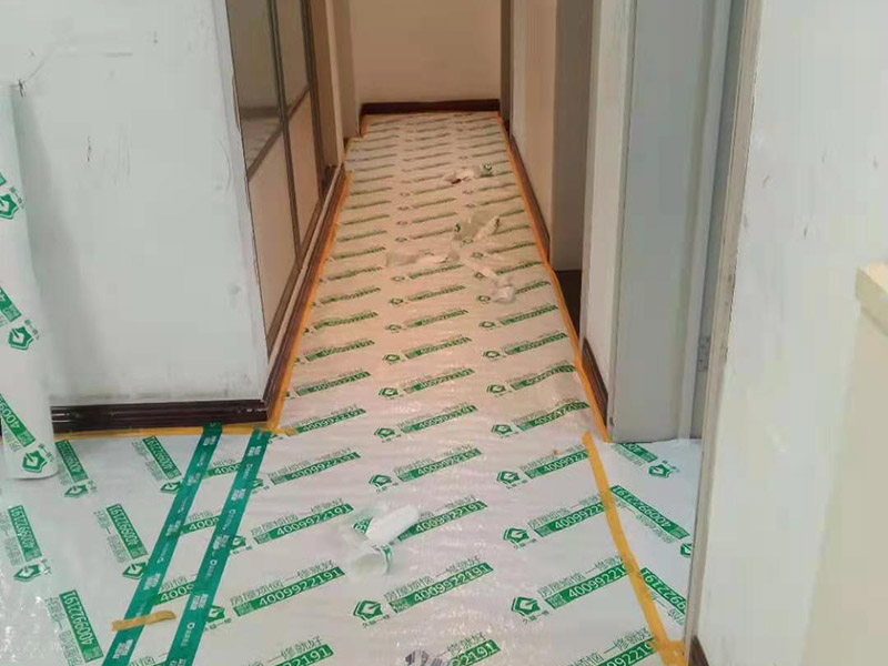 家具成品保護措施：成品飾面板在安裝好后必須用PE保護膜覆蓋包起來，所有成品飾面板的陽角位必須用硬質紙護角或泡沫棉進行保護性包裝，防止交被其他施工人員碰撞。固裝家具保護完后，在正面要貼上醒目的標簽，進行現場提示。家具木門安裝好后，木門的門框1.5米以下高度一定要用硬質紙護角或泡沫棉進行保護性包裝，門頁用PE保護膜及泡沫板包起來，防止交被其他施工人員碰撞。