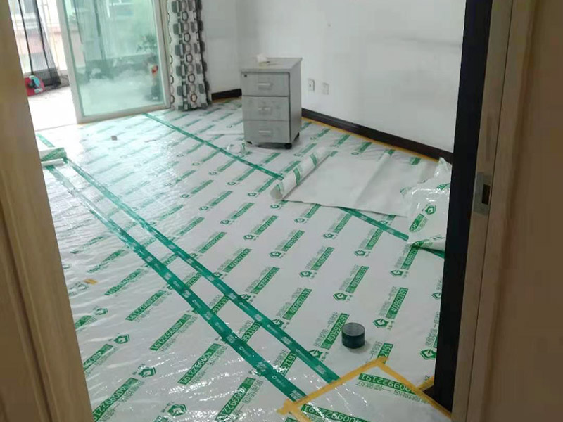 家具成品保護措施：成品飾面板在安裝好后必須用PE保護膜覆蓋包起來，所有成品飾面板的陽角位必須用硬質紙護角或泡沫棉進行保護性包裝，防止交被其他施工人員碰撞。固裝家具保護完后，在正面要貼上醒目的標簽，進行現場提示。家具木門安裝好后，木門的門框1.5米以下高度一定要用硬質紙護角或泡沫棉進行保護性包裝，門頁用PE保護膜及泡沫板包起來，防止交被其他施工人員碰撞。