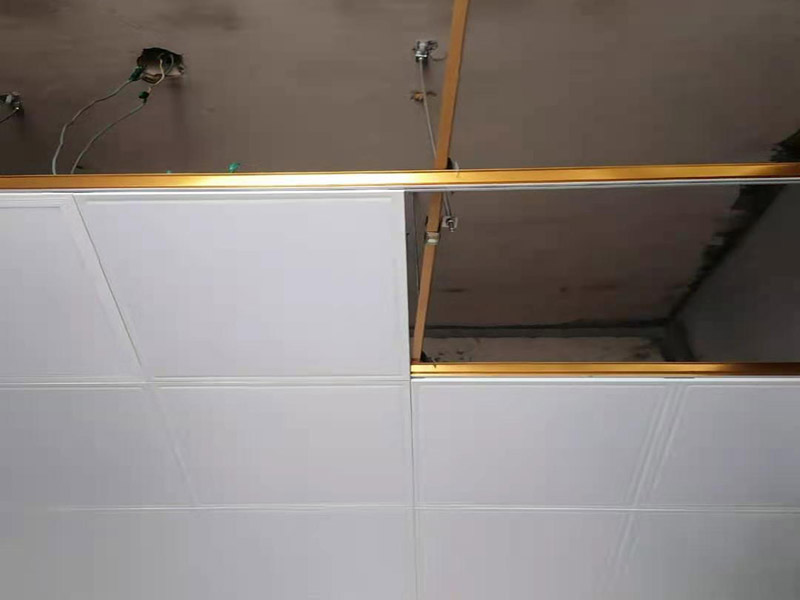 衛(wèi)生間局部改造：衛(wèi)生間改造中水電的改造尤為重要且需要最早開始著手，由于會涉及到浴霸采暖、燈光的線路走向、水管的入墻等問題，所以在改造之前需制定一個詳細的水電走向設計。衛(wèi)生間改造中一般都需要做吊頂處理，當然，美觀的同時作為淋浴的場所防水等方面也需要注意。所以在選擇衛(wèi)生間的吊頂材料時，具備防水、防潮、防腐蝕、耐高溫功能的耐用材料值得購買。一般常見的衛(wèi)生間吊頂材料是鋁扣板。