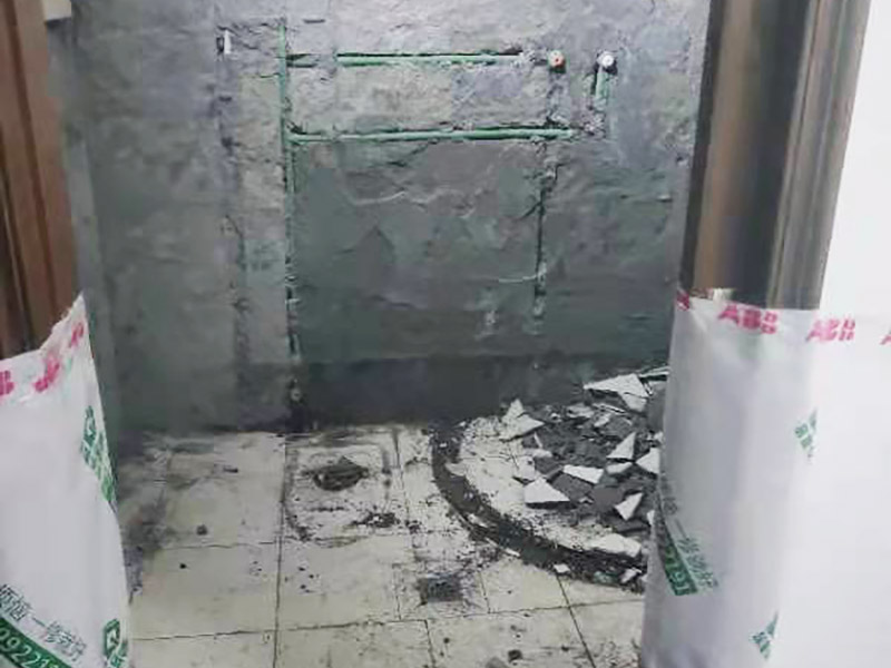 衛(wèi)生間局部改造：衛(wèi)生間改造中水電的改造尤為重要且需要最早開始著手，由于會涉及到浴霸采暖、燈光的線路走向、水管的入墻等問題，所以在改造之前需制定一個詳細的水電走向設計。衛(wèi)生間改造中一般都需要做吊頂處理，當然，美觀的同時作為淋浴的場所防水等方面也需要注意。所以在選擇衛(wèi)生間的吊頂材料時，具備防水、防潮、防腐蝕、耐高溫功能的耐用材料值得購買。一般常見的衛(wèi)生間吊頂材料是鋁扣板。