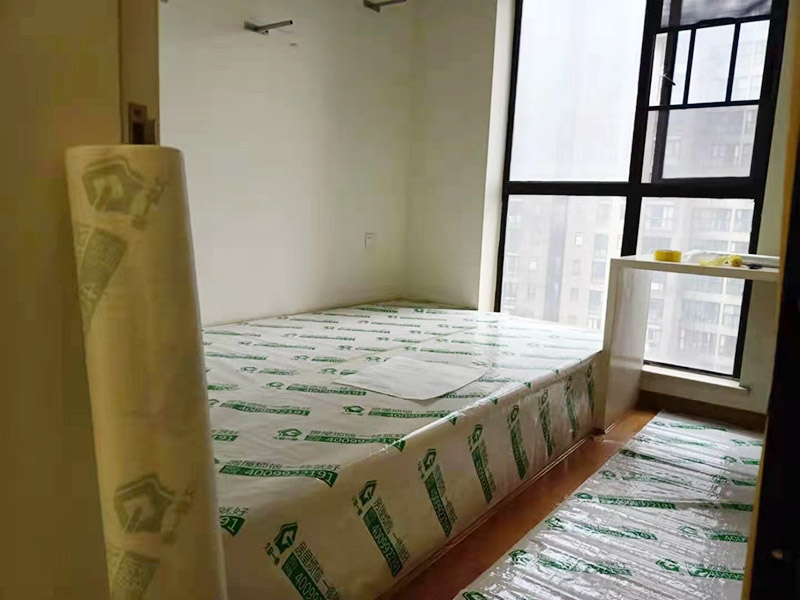 地面家具成品保護措施:在墻面翻新前，需要先將舊漆面鏟除干凈，之后在進行打磨，將墻面的浮沉雜物都清理干凈。如果墻面有凹凸不平的情況，要先用膩子修補，如果墻面出現空鼓的現象，也要將整面的墻皮進行鏟除，在做后續的處理?；鶎幼鐾旰?，需要將施工區域的家具物件移除，避免在翻新過程中，使家具受到損傷。