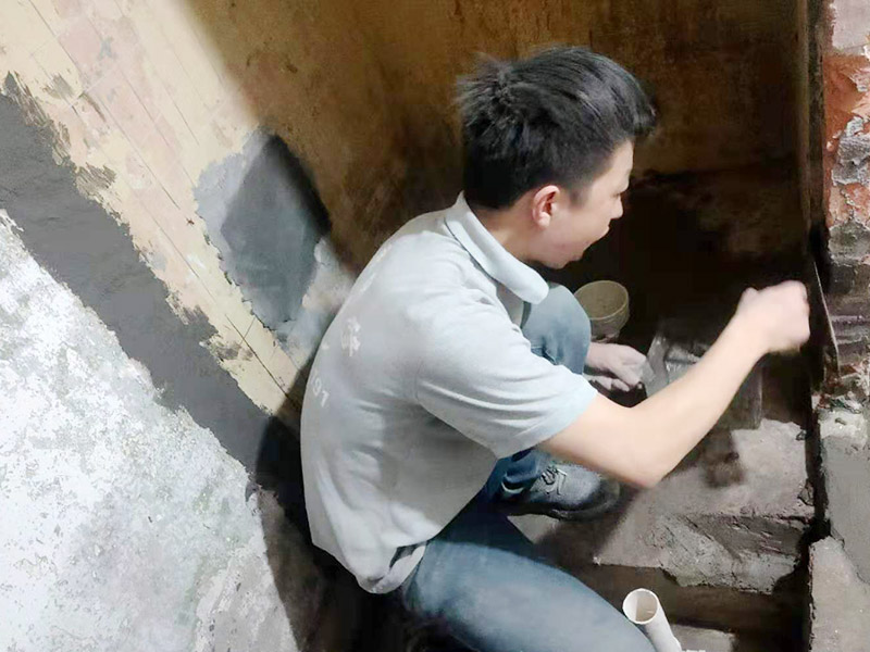 墻面抹水泥找平:步驟一：清理墻面；把墻面起皮和裂縫位置處理干凈，并用水泥砂漿補抹好，把殘留的灰渣鏟除干凈，然后把墻面清理干凈。需要注意的是：如果墻面吸水性比較強，要先用清水濕潤或是噴刷膠水做封底處理。  步驟二：第一遍刮膩子；水泥抹面的墻面最好配制底料，不僅能降低工程造價，還可以提高施工的質量。 步驟三：第二遍刮膩子；第一遍墻體干透后，可以上第二遍膩子進一步刮平。但是第二遍的膩子調兌不易過稀，它的含水量別過大，要保證第二遍膩子刮涂后的水分盡快被第一遍的膩子吸收，只有等到墻面水分減少到一定程度后方才可進