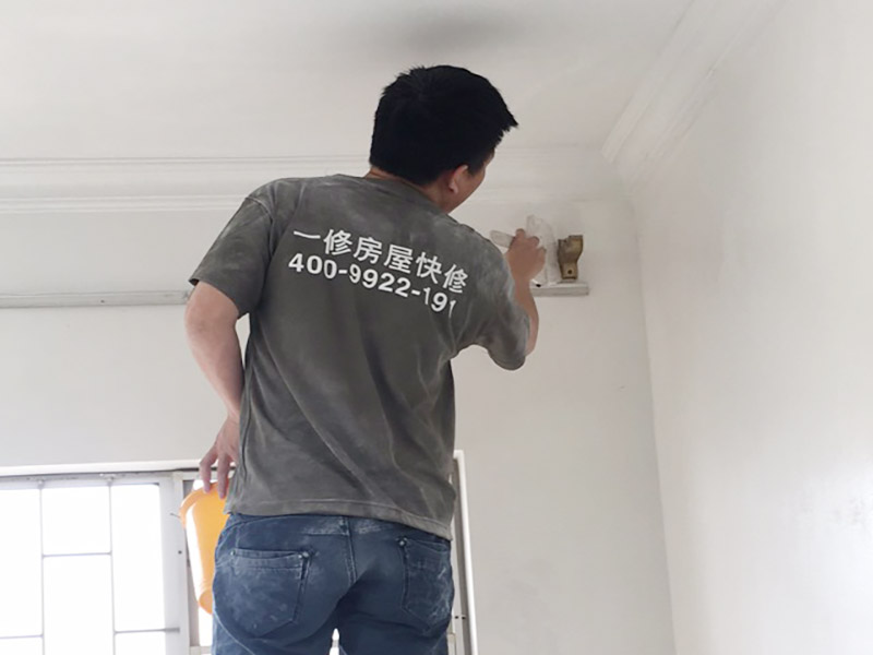 墻角刷漆施工：對(duì)門、窗框、家具與涂料連接處，粘貼分色紙保護(hù)。做好的木柜、隔板等家具要用報(bào)紙將其封起，以免油漆滴落弄臟家具。調(diào)色有顏色要求的墻面，事先應(yīng)準(zhǔn)確計(jì)算面積，一次將所用料調(diào)配均勻。一般用滾筒刷上漆后，需用筆刷對(duì)墻邊和墻角漏刷的地方進(jìn)行補(bǔ)漆，特別是墻壁與角線、木柜、隔板等的接縫位置和墻壁的轉(zhuǎn)角處。帶墻面油漆干后，用砂紙對(duì)墻面進(jìn)行打磨，以減少墻面刷痕，使墻面更加光滑。在打磨時(shí)候注意要不時(shí)用手來感受墻面的光滑度，以便判斷哪里需要打磨，而且打磨力度要適中，范圍要廣。