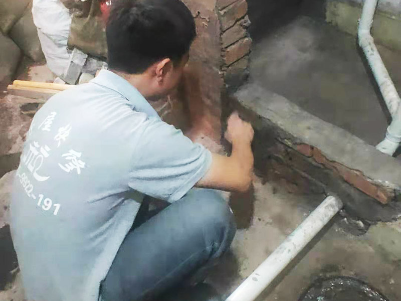 下水管周邊刷防水：1、首先，在已經開好槽的地面清理完水泥塊及水泥灰塵，用水沖洗干凈，晾干大約一到兩天后檢查干燥沒問題的情況下刷防滲漏膠水，一般刷3遍。 2、接著放入水管，水管接口處刷好防水膠，多刷幾遍，完成后晾干； 3、檢查水管晾干后做水壓試驗，保證沒有漏水情況下，覆蓋水泥及地磚； 4、以上步驟完成后等待晾干，清理干凈，然后在地板縫隙處刷防滲漏膠水，特別在地漏及墻壁接縫處，馬桶安裝縫隙處，一般至少刷3遍以上，完全晾干后開始使用。