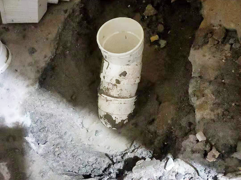 下水管周邊刷防水：1、首先，在已經開好槽的地面清理完水泥塊及水泥灰塵，用水沖洗干凈，晾干大約一到兩天后檢查干燥沒問題的情況下刷防滲漏膠水，一般刷3遍。 2、接著放入水管，水管接口處刷好防水膠，多刷幾遍，完成后晾干； 3、檢查水管晾干后做水壓試驗，保證沒有漏水情況下，覆蓋水泥及地磚； 4、以上步驟完成后等待晾干，清理干凈，然后在地板縫隙處刷防滲漏膠水，特別在地漏及墻壁接縫處，馬桶安裝縫隙處，一般至少刷3遍以上，完全晾干后開始使用。