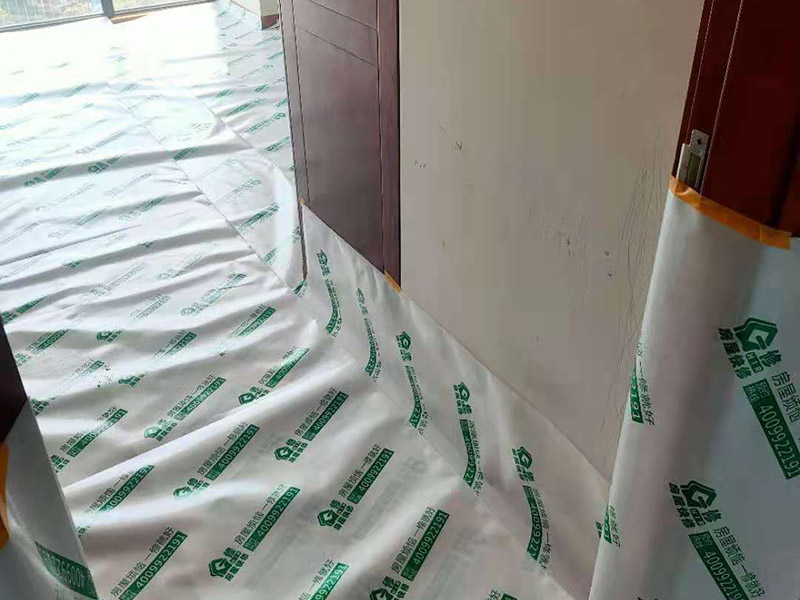 全屋成品保護裝修：入戶門及電梯過道的保護：各種裝修物料的進場以及各種建筑裝修垃圾的清理，都會經過入戶門，這些物品在搬運的過程中，難免會和入戶門發生磕碰，造成入戶門的磕碰劃傷，所以，第一個需要做好成品保護的地方就是入戶門。 做法：在裝修開工前直到家具進場期間，都需要對入戶門進行保護！可以使用成品保護膜將門包裹。 木工成品的保護：在進行木門、櫥柜、家具等的相關的安裝或組裝的過程中，成品保護主要體現在兩個方面：一是原有的墻面、地面裝飾的保護，盡量避免因為這些安裝工程對已裝的部分造成破壞；二是安裝的物品本身的保護，注意不要在安裝過程中造成磕碰、劃傷等損傷。 地磚形象保護：地面瓷磚鋪貼完后，用成品保護膜覆蓋磚面，既可以防止裝修時的沙子磨傷地面，同時也能有效地防止油漆涂料等有色液體滴落磚面，造成地面污染。
