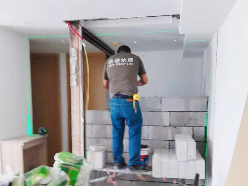 房屋局部改造：衛(wèi)生間改造中水電的改造尤為重要且需要最早開始著手，由于會涉及到浴霸采暖、燈光的線路走向、水管的入墻等問題，所以在改造之前需制定一個詳細的水電走向設(shè)計，從而提高安全質(zhì)量以及滿足裝修業(yè)主們生活的需要。衛(wèi)生間內(nèi)的防水涂料是由地面延伸到墻面的，涂刷過程中精良的保證厚度均勻。還需要處理好地面和墻面交界處的各類管件的涂刷。待防水處理完全確定后，等待地面干透就可以做后續(xù)的工程了。