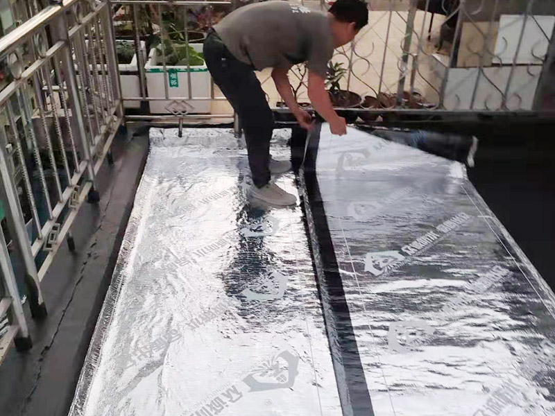 房屋局部改造：衛(wèi)生間改造中水電的改造尤為重要且需要最早開始著手，由于會涉及到浴霸采暖、燈光的線路走向、水管的入墻等問題，所以在改造之前需制定一個詳細的水電走向設(shè)計，從而提高安全質(zhì)量以及滿足裝修業(yè)主們生活的需要。衛(wèi)生間內(nèi)的防水涂料是由地面延伸到墻面的，涂刷過程中精良的保證厚度均勻。還需要處理好地面和墻面交界處的各類管件的涂刷。待防水處理完全確定后，等待地面干透就可以做后續(xù)的工程了。