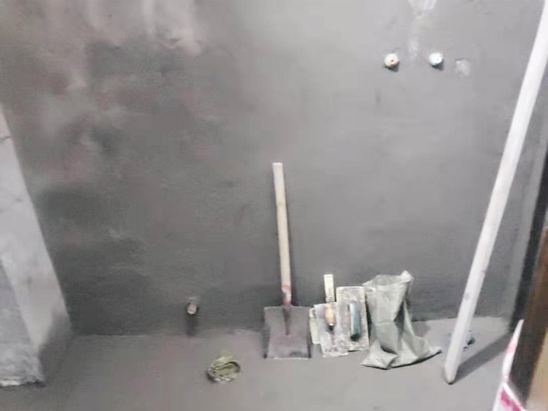 衛(wèi)生間墻埋線管找平：基層處理→找標高、彈線→灑水濕潤→抹灰餅和標筋→攪拌砂漿→刷水泥漿結(jié)合層→鋪水泥砂漿面層→木抹子搓平→鐵抹子壓第一遍→第二遍壓光→第三遍壓光→養(yǎng)護。  將基層上的灰塵掃掉，用鋼絲刷和鏨子刷凈、剔掉灰漿皮和灰渣層，用10%的火堿水溶液刷掉基層上的油污，并用清水及時將堿液沖凈。 根據(jù)墻上的 1000mm水平線，往下量測出面層標高，并彈在墻上。 根據(jù)房間內(nèi)四周墻上彈的面層標高水平線，確定面層抹灰厚度(不應(yīng)小于20mm),然后拉水平線開始抹灰餅(5cm*5cm)，橫豎間距為1.5―2.0米，灰餅上平面即為地面面層標高。如果房間比較大，還須抹標筋。鋪抹灰餅和標筋的砂材料配合比均與抹地面的砂漿相同。水泥砂漿地面找平施工流程及工藝攪拌砂漿，用攪拌機進行攪拌，顏須一致。